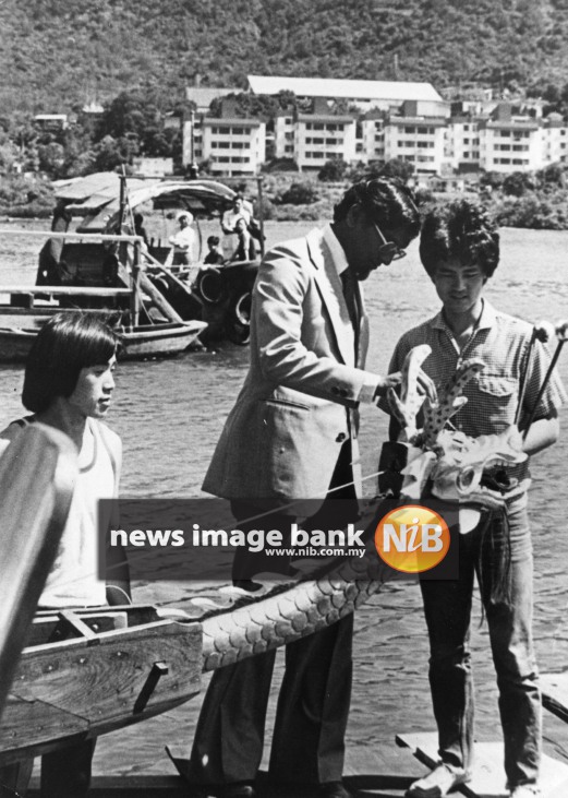 7 June 1979: Acting Malaysian Commissioner to Hong Kong, M. Santhananaban (centre), dotting the eyes of Hong Kong's newest dragon boat at the 1979 International Dragon Boat Races.