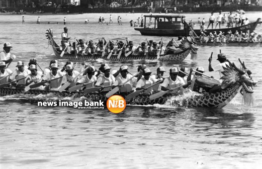 1990: Teams paddling their way in the Dragon Boat race.