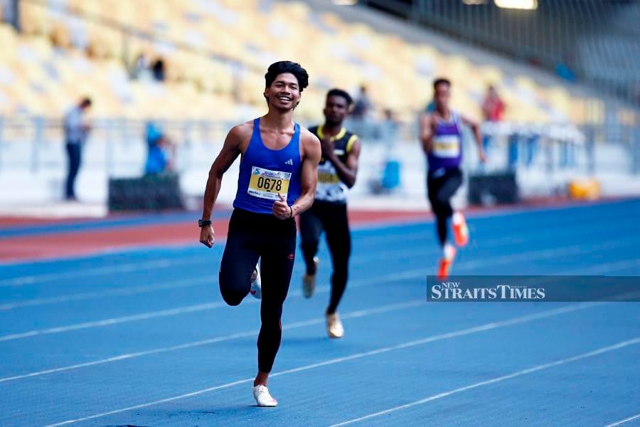 Sprinter Azeem Fahmi, the Asian Games bronze medallist, did not push himself hard as he ran a cool and collected race to win the men’s 200m at the Innotex Open today. NSTP/AIZUDDIN SAAD