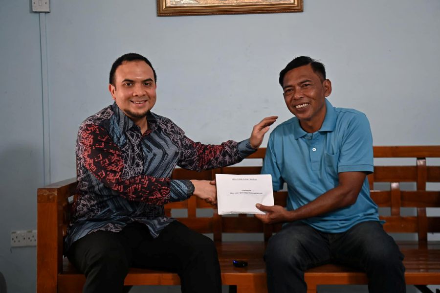 Prime Minister Datuk Seri Anwar Ibrahim today extended a donation to ailing former national footballer Azman Adnan to help ease the financial burden of his medical expenses and treatment.- PIC CREDIT: FACEBOOK/anwaribrahimofficial