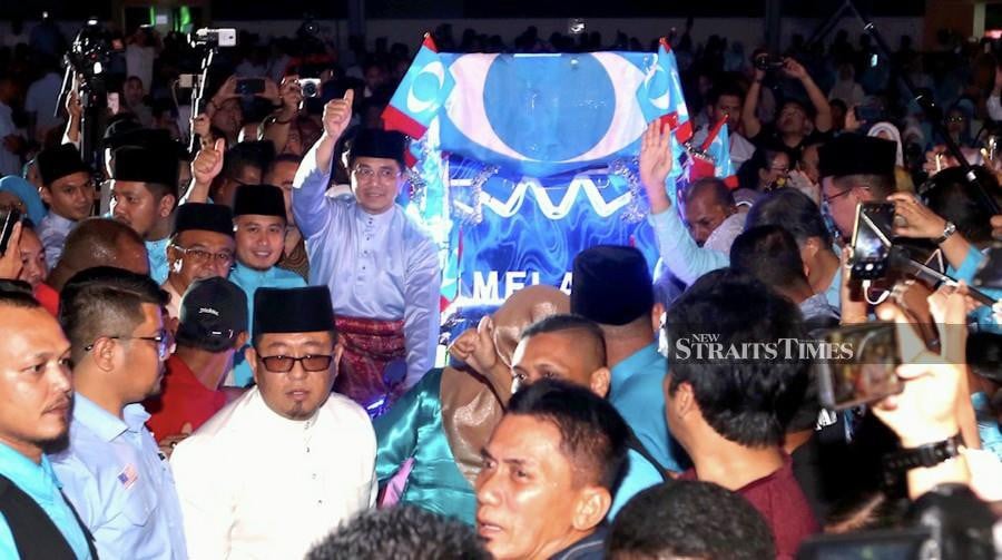  Datuk Seri Mohamed Azmin Ali supporters also drove a point to ensure his unyielding political clout; a surprise screening of a video depicting Azmin's political struggles and successes including a "poignant" moment upon relinquishing his stay as the Selangor menteri besar. NSTP/RASUL AZLI SAMAD.
