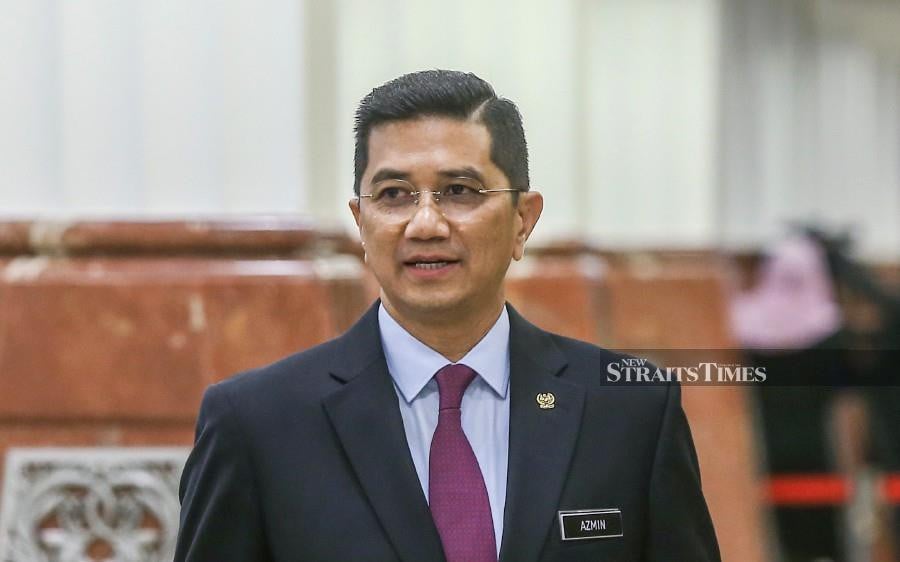 PKR deputy president Datuk Seri Azmin Ali has slammed those who accused him of trying to form a “backdoor government”, labelling them as “desperate”. NSTP/MUHD ZAABA ZAKERIA.