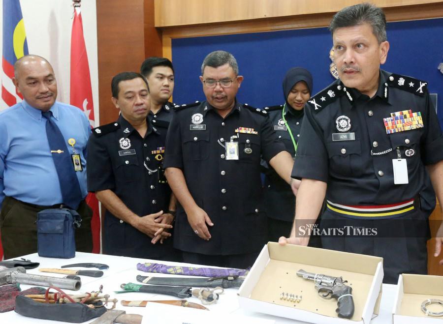 Kelantan Cops Detain 2 Men Seize Weapons Syabu And Pills