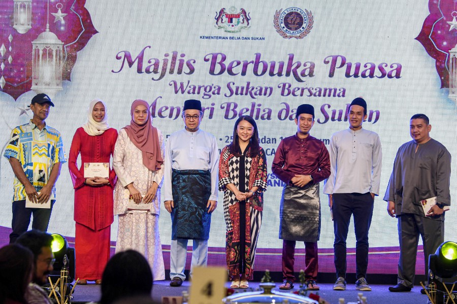 Minister of Youth and Sports Hannah Yeoh (4th right) with former Malaysian athletes at the Breaking of Fast event with the Minister of Youth and Sports at the National Sports Council (MSN) Bukit Jalil today.