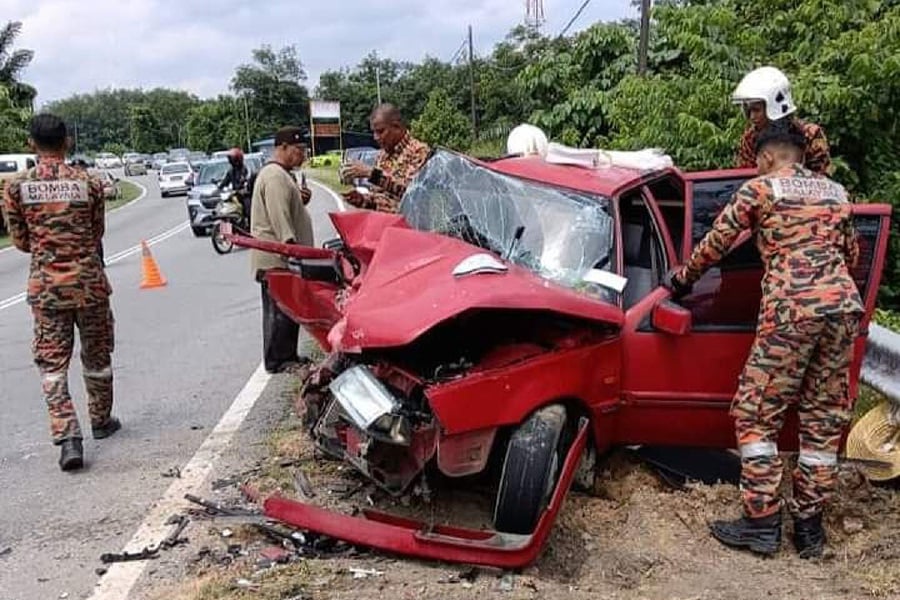 An elderly woman, who was returning home from attending a Quran recital class, was killed in an accident involving three cars at Km 32.5 of Jalan Seremban-Tampin at 1.15pm today. - Pic courtesy from reader