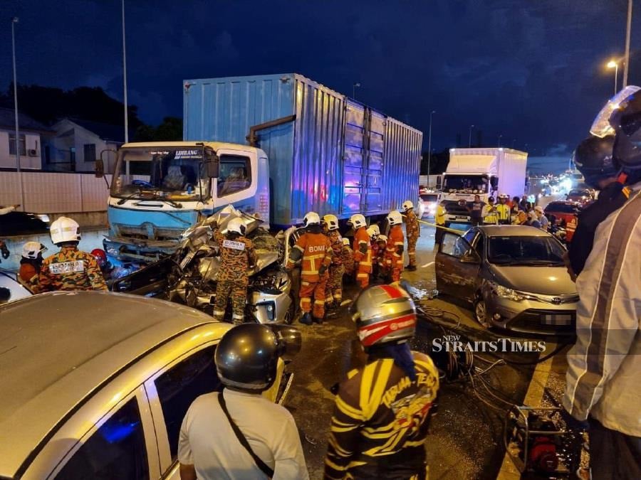 A woman was killed after she was crushed by a truck in a seven-vehicle pile-up accident at Lido, Jalan Lintas.  - NSTP/ JUWAN RIDUAN