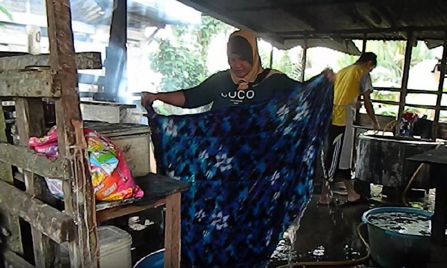 Social media lifeline for block batik