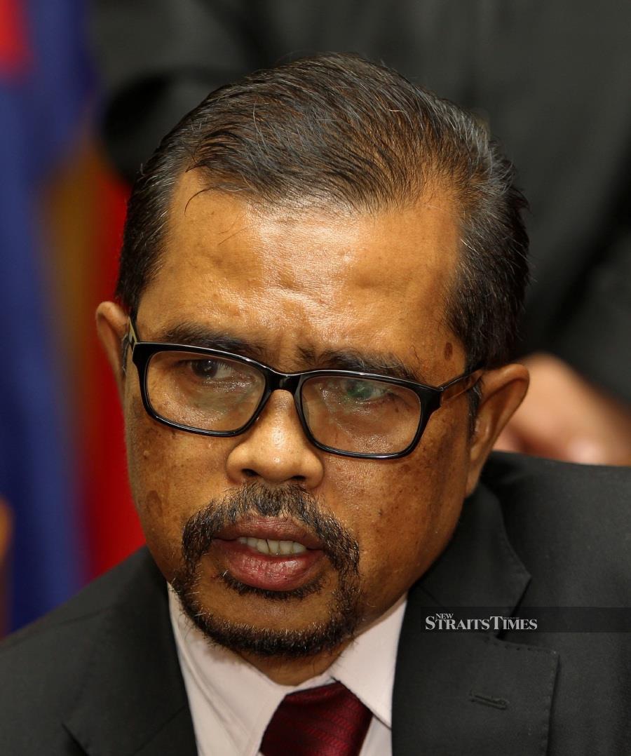 The Congress of Unions of Employees in the Public and Civil Services (Cuepacs) has urged all schools with Covid-19 cases to be closed. Its president, Adnan Mat, said institutions with new coronavirus cases have seen a steep decline in student attendance, as parents are wary of exposing their children to the infection. - NST/file pic