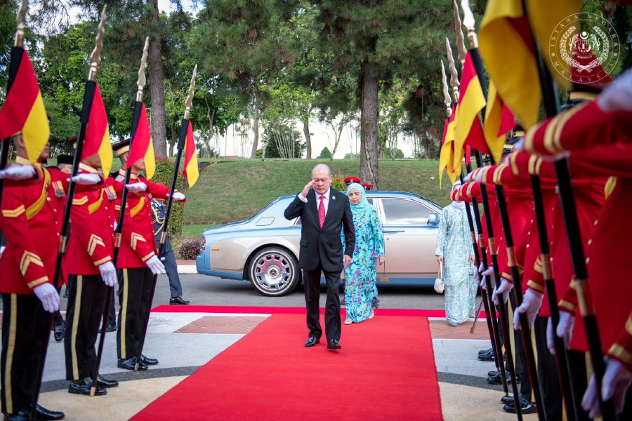 The King and Queen of Malaysia, His Majesty Sultan Ibrahim and Her Majesty Raja Zarith Sofiah, arrived in Singapore today for a two-day state visit to the republic. - Pic credit Facebook/Sultan Ibrahim Sultan Iskandar