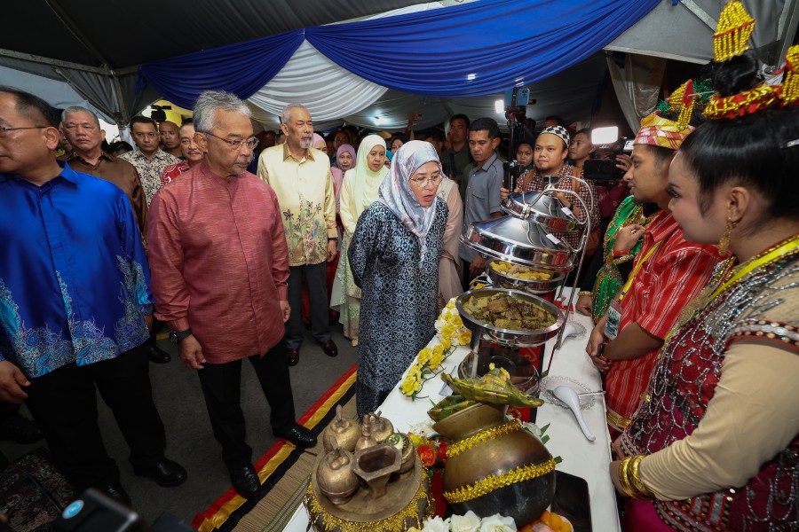 Al-Sultan Abdullah, accompanied with the Raja Permaisuri Agong Tunku Azizah Aminah Maimunah Iskandariah, arrived at Tawau Community Hall at 8.50 pm, and the royal couple was greeted by Sabah Yang Dipertua Negeri Tun Juhar Mahiruddin and his wife, Toh Puan Norlidah R.M Jasni. - Bernama pic