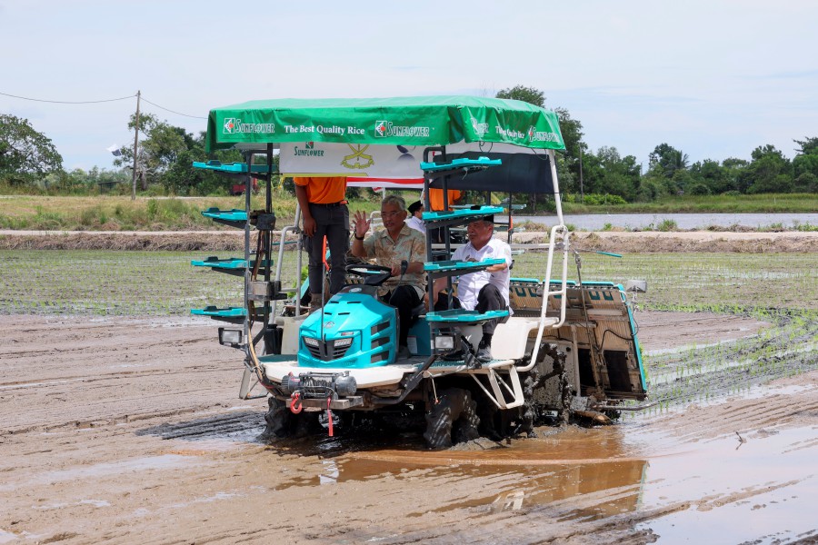 Yang di-Pertuan Agong Al-Sultan Abdullah Ri’ayatuddin Al-Mustafa Billah Shah officiated the Ala Sekinchan Large-Scale Smart Paddy Field (SMART SBB) Programme at the Permatang Durian KPA, Merchong Scheme here today (January 22). - Bernama pic