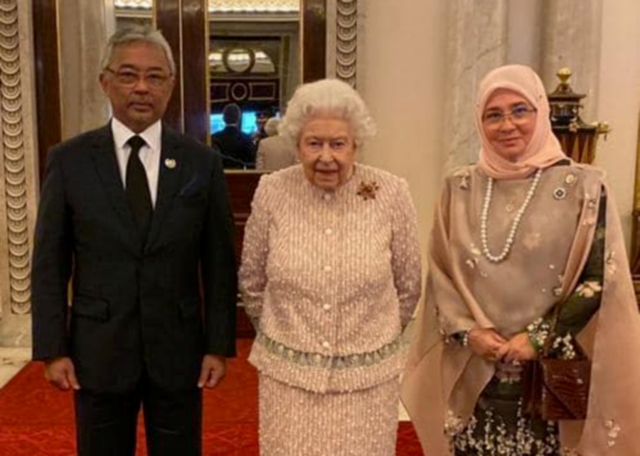 The royal couple's last meeting with the British monarch in 2019 at Buckingham Palace. - Pic courtesy of Al-Sultan Abdullah’s personal archive