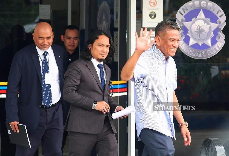 Former Community Communication Department (J-KOM) director-general Datuk Dr Mohammad Agus Yusoff lodges a report against Blogger Raja Petra Kamaruddin for allegedly leaking an official police document. - NSTP/FATHIL ASRI
