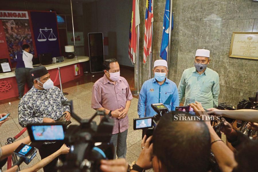 Umno secretary-general Datuk Seri Ahmad Maslan (second from left) confirmed that  Umno president Datuk Seri Dr Ahmad Zahid Hamidi “withdrew” from nominating himself as the party’s and Barisan Nasional’s (BN) pick for the prime ministerial candidate. - NSTP/ASYRAF HAMZAH 