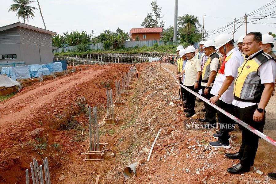 Deputy Works Minister Datuk Seri Ahmad Maslan visiting the construction of the SK Tun Abdul Razak building in Kuala Kubu Baru. NSTP/ FAIZ ANUAR
