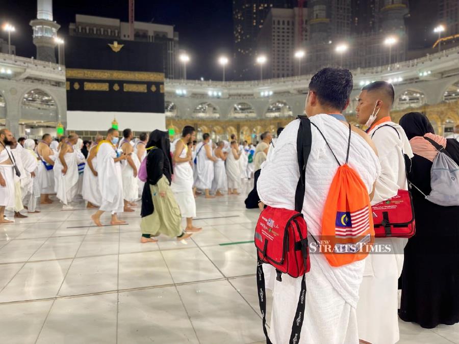 Pilgrims performing the tawaf, which involves walking around the kaabah seven times. NSTP/HUSAIN JAHIT
