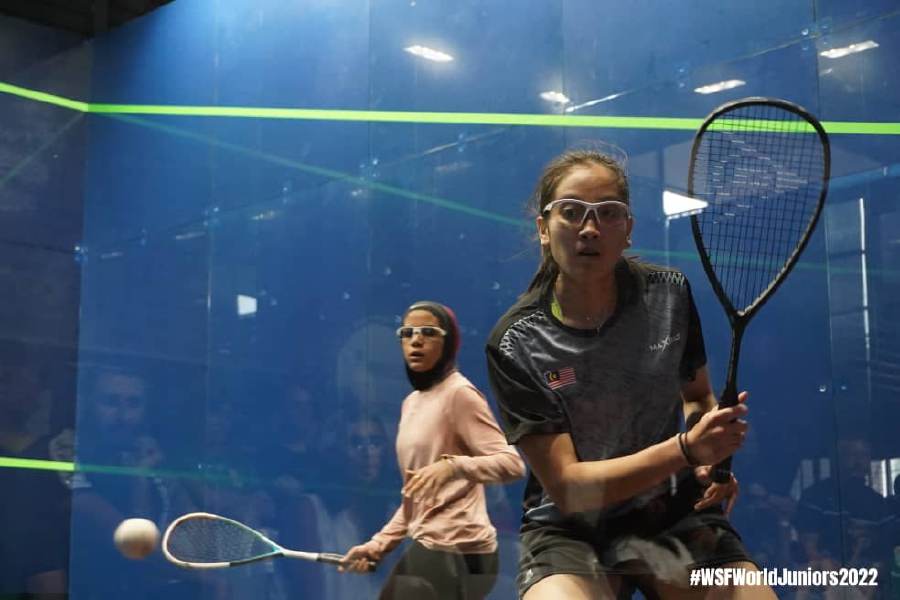 Aira Azman (right) in action against Egypt’s Salma Eltayeb in the quarter-finals of the World Junior Championships. - Pic courtesy of SquashSite