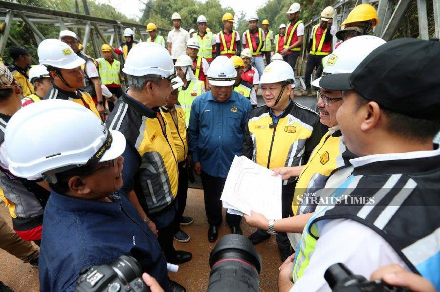 Works Minister Datuk Seri Alexander Nanta Linggi said the cost allocation involved 81 projects in four states namely Kelantan, Terengganu, Johor and Pahang. - NSTP/ NIK ABDULLAH NIK OMAR