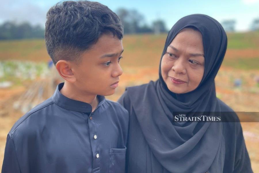 Alita Aris, the ex-wife of former journalist of TV3’s Melodi programme, Muhammad Zamzuri Zaini or Ayau has described the passing of her late ex-husband and mother as a great loss.