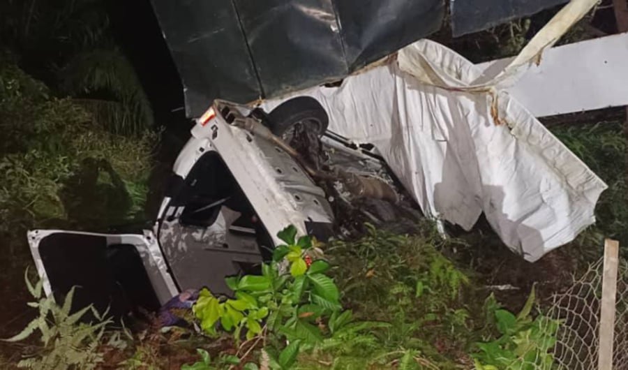 A family outing turned fatal when a 40-year-old man suffered a seizure while driving, causing him to lose control of his Toyota Alphard multi-purpose vehicle (MPV) at Km112.6 southbound of the Yong Peng-Pagoh Highway, here, yesterday. - PIc courtesy of PDRM