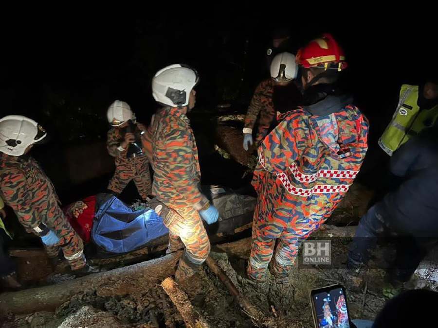  The landslide incident which occurred at Kampung Batu 59, Kampung Raja here early today, involved five foreigners from Myanmar. - NSTP/Amir Hamzah Nordin