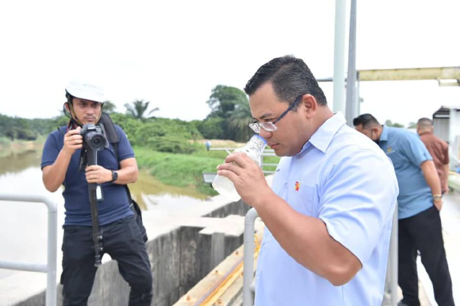 Selangor Menteri Besar Datuk Seri Amirudin Shari visiting the  Sungai Selangor phase 2 to inspect the pollution. - Pic source: Facebook/amirudinbinshari 