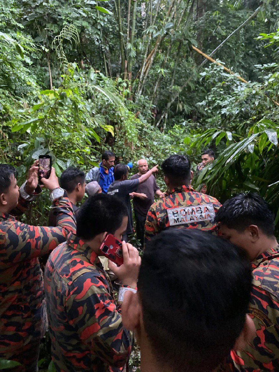 HULU SELANGOR: Firefighters from the Kuala Kubu Baharu Fire and Rescue Station on location for the search and rescue operation to find an elderly woman and her 12-year-old granddaughter who are feared lost on their way to a durian orchard in Bukit Buluh Telur, Kuala Kubu Baharu (KKB), Selangor, on Sunday (June 16) afternoon. — NSTP/KKB FIRE AND RESCUE DEPT