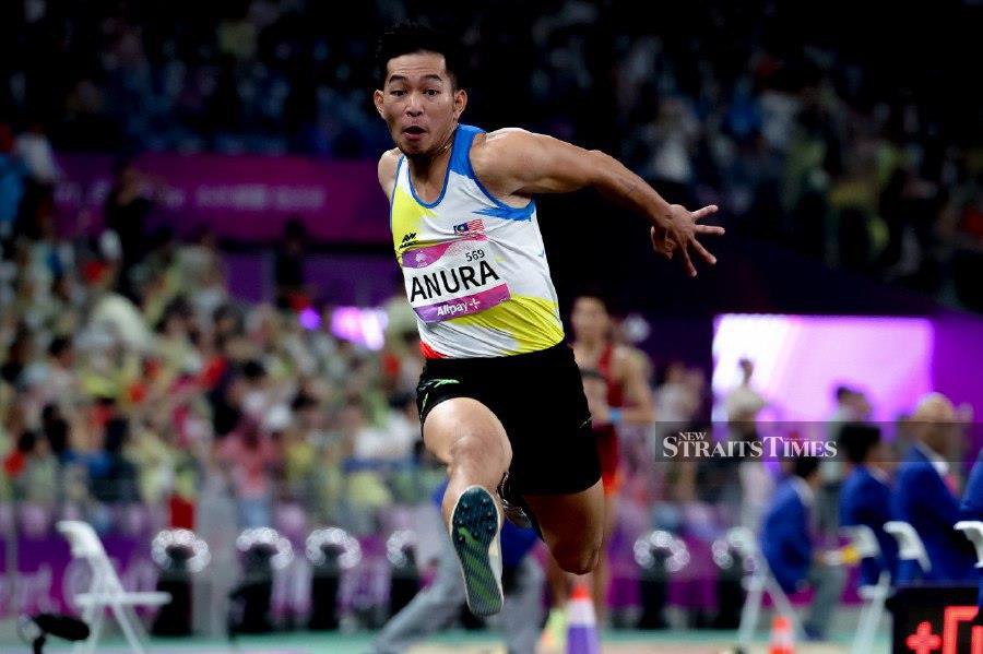 Triple jumper Andre Anura Anuar and discus thrower Irfan Shamsuddin will compete in the Adelaide Invitational (Feb 10) and Melbourne (Feb 15) in a bid to qualify for the Paris Olympics. - NSTP/ASYRAF HAMZAH