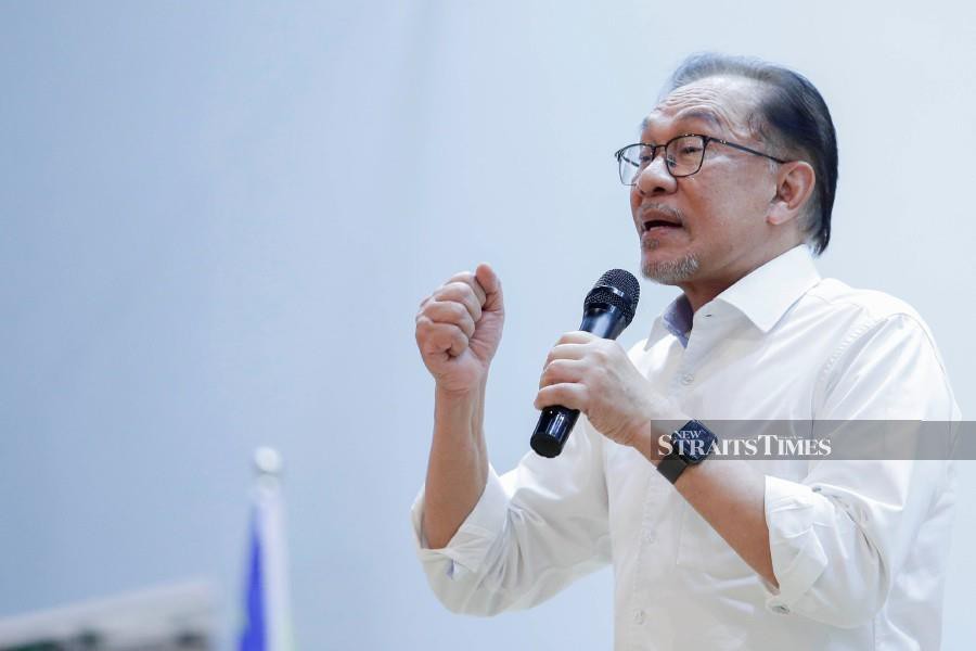 Opposition leader Datuk Seri Anwar Ibrahim has demanded an explanation from the Home and Defence ministries over operations conducted by Israeli Mossad operatives in Malaysian soil. - NSTP file pic
