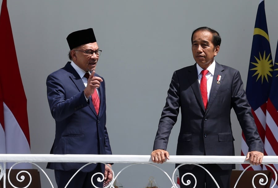 Prime Minister Datuk Seri Anwar Ibrahim (left) with Indonesian President Joko Widodo on the veranda of Bogor Presidential Palace before their bilateral meeting on Monday.- BERNAMA Pic