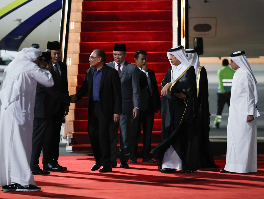 Prime Minister Datuk Seri Anwar Ibrahim arriving at the Doha International Airport on Sunday night. Also present Foreign Minister Datuk Seri Mohamad Hasan. Bernama pic
