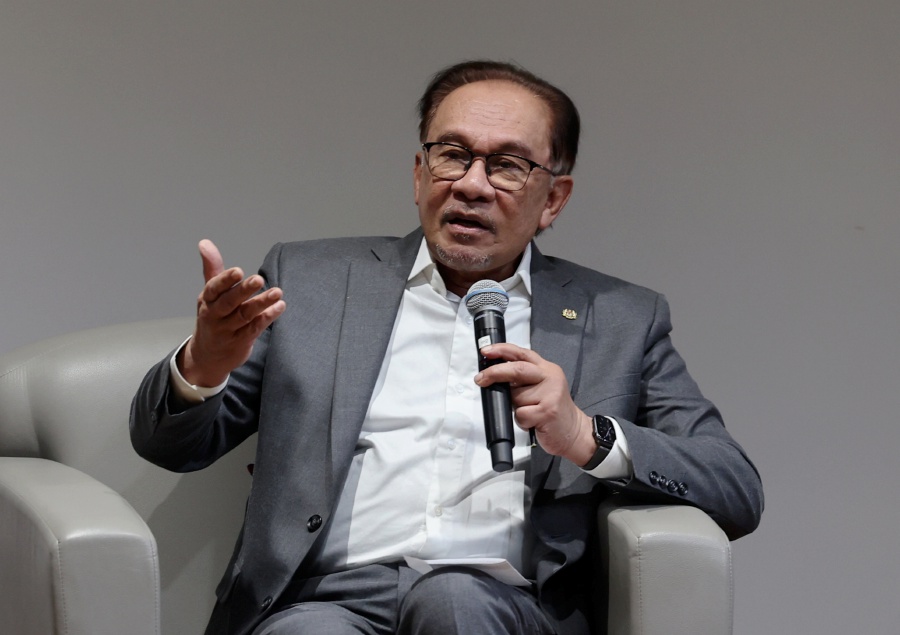 Prime Minister Datuk Seri Anwar Ibrahim during a Question & Answer (Q&A) Session after delivers his a special lecture entitled: Super Power Rivalry and Rising Tensions in the Asia Pacific at the University of California, Berkeley. - Bernama file pic