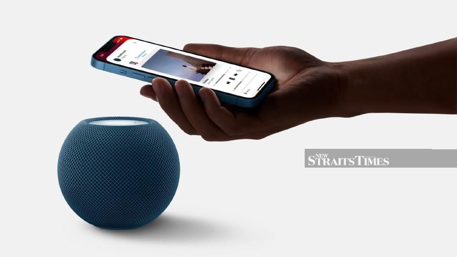 HomePod mini features an Apple-designed acoustic waveguide to direct the flow of sound down and out toward the bottom of the speaker for an immersive 360-degree audio experience.