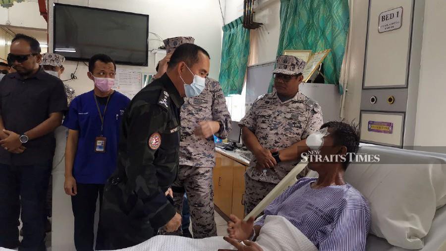  TAWAU: ESSCOM commander, Datuk Victor Sanjos, visits injured MMEA petty officer Zainal Abad Komel, 45, at hospital Tawau here today (April 8). — NSTP / ABDUL RAHEMANG TAIMING.