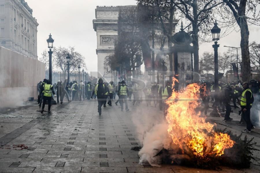 Arc De Triomphe To Reopen After Paris Protest Damage New