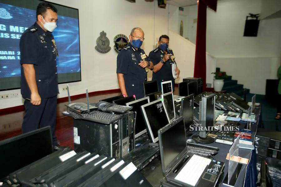 Selangor police chief Datuk Arjunaidi Mohamed (centre) shows the equipment seized from the polyclinic, during a press conference at the Selangor Contingent Police Headquarters in Shah Alam. - NSTP/FAIZ ANUAR 