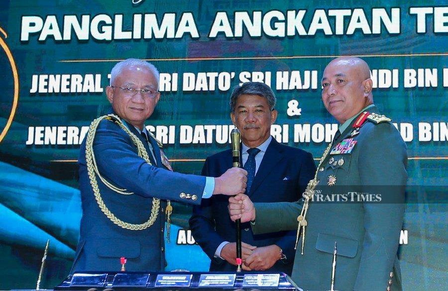 Army Chief General Tan Sri Mohammad Ab Rahman (Right) has been appointed as the 22nd Armed Forces Chief, effective today. - NSTP/ASWADI ALIAS