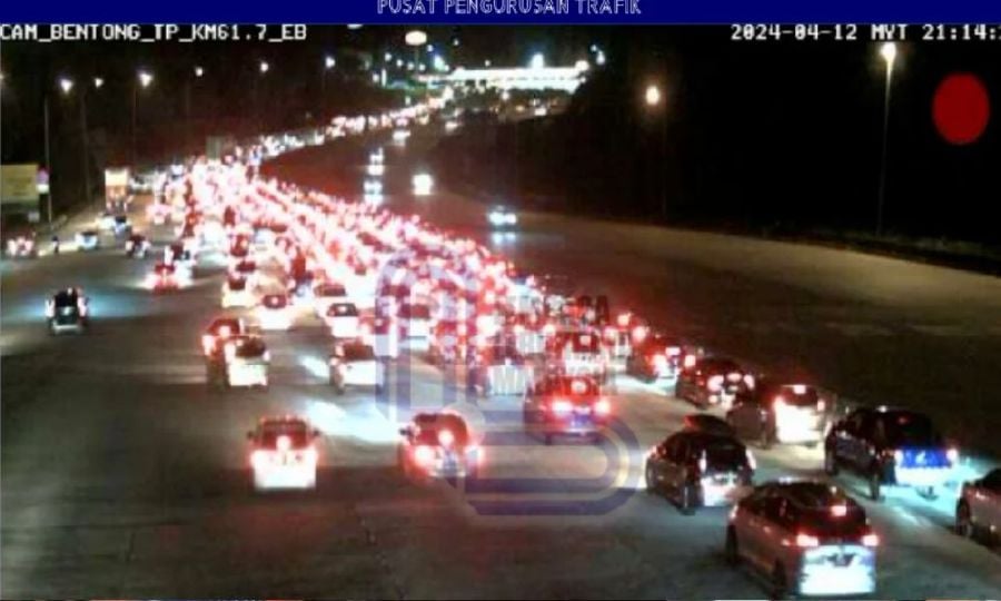 Traffic flow on LPT1-KL-KARAK @E8 was slow moving at 9:18 p.m. earlier. - Photo courtesy of the Malaysian Highway Authority
