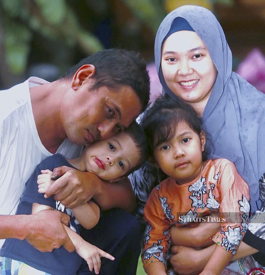  Asrul Ambia Ahmad with his wife, Nurshazreen Zulkefli, 32, and children Aaira Maryam, 4, Ahmad Zulqarnayn, 2, at their home in Petaling Jaya. PIC BY FATHIL ASRI