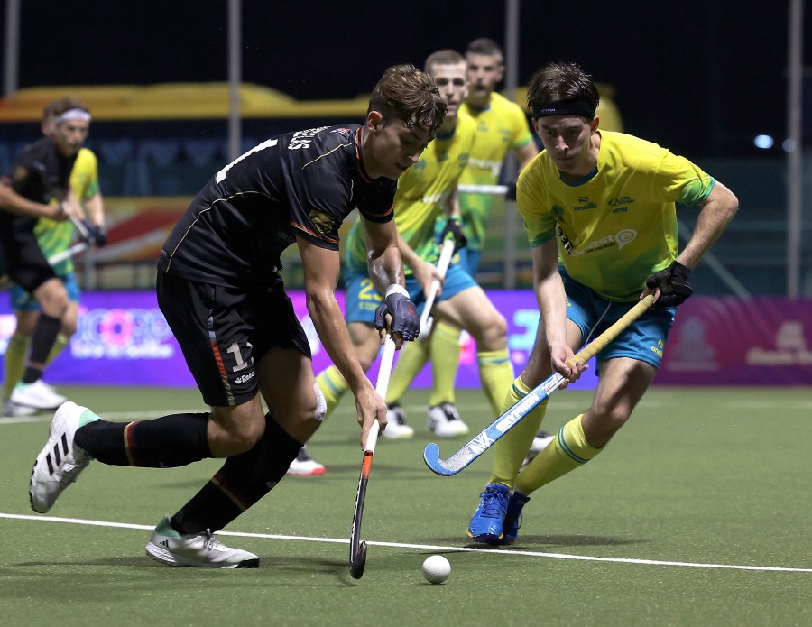Sultan of Johor Cup (SoJC) silver medallists Australia (yellow) have named their final squad for the Kuala Lumpur Junior World Cup (JWC) on Dec 5-16. And 15 of them saw action at the Taman Daya Stadium in Johor Baru recently. - Bernama file pic