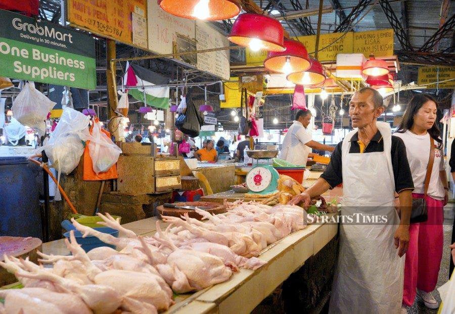 Agriculture and Food Security Minister Datuk Seri Mohamad Sabu said the price of chicken could be reduced if the ringgit grew stronger. - NSTP/File Pic 