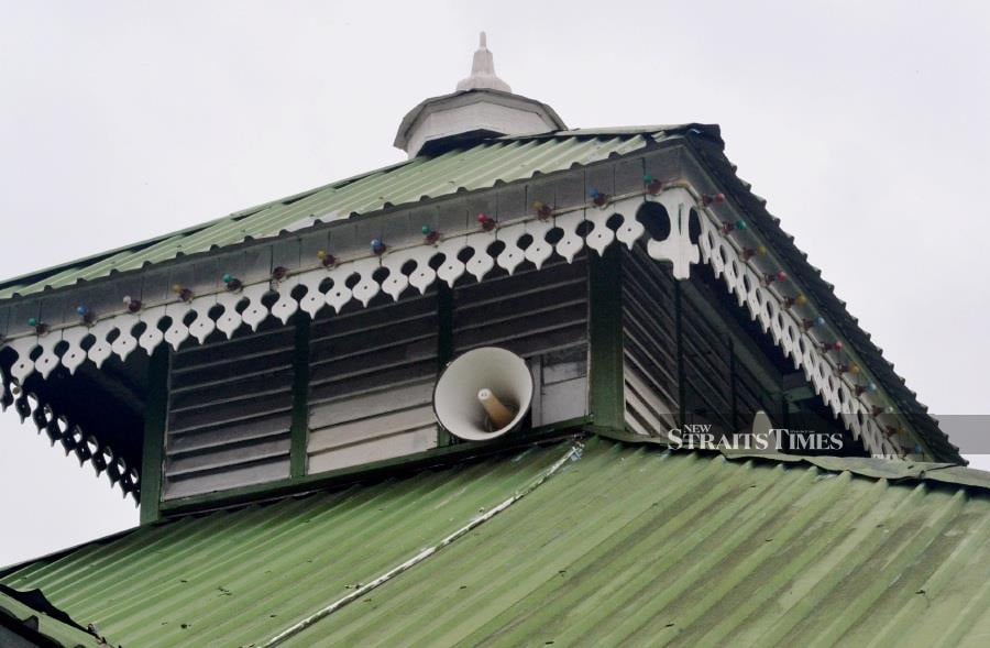 The management of Prima Saujana Kajang mosque in Kajang near here has issued an apology after sounding the Maghrib azan four minutes early due to technical problem. - NSTP file pic