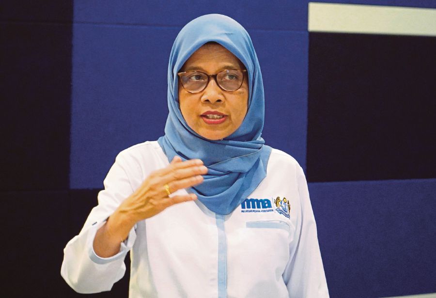 Malaysian Medical Association president Dr Azizan Abdul Aziz wants the cabinet to resolve the issue surrounding the parallel pathway programme and the lack of cardiothoracic surgeons in the country in its meeting tomorrow.
