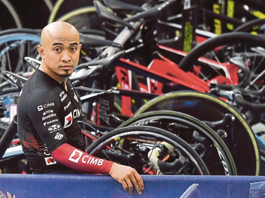  Track cyclist Azizulhasni Awang is forced to withdraw from his individual sprint bronze medal match at the Adelaide leg of the UCI Nations Cup today after suffering symptoms of pericarditis. - Bernama file pic