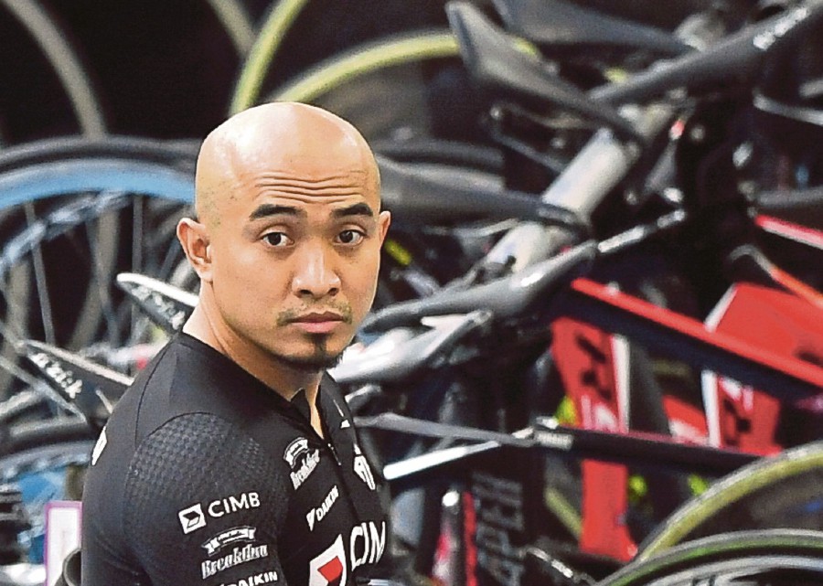 Azizulhasni, against medical orders, went on to win the men’s keirin event on Saturday and finished fourth in the individual sprint yesterday. He was forced to withdraw from the bronze medal race in the latter event due to pericarditis symptoms. BERNAMA FILE PIC