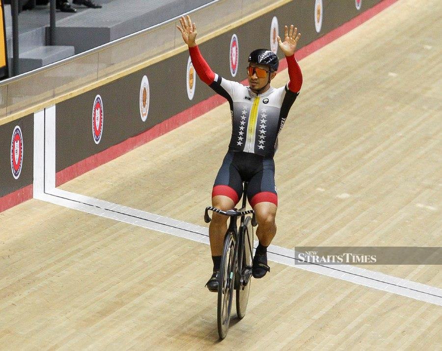 National track cyclist Azizulhasni Awang is all smiles after picking up two bronze medals in the Japan Track Cup (JTC) series which concluded in Shizuoka yesterday. - NSTP/ AZRUL EDHAM