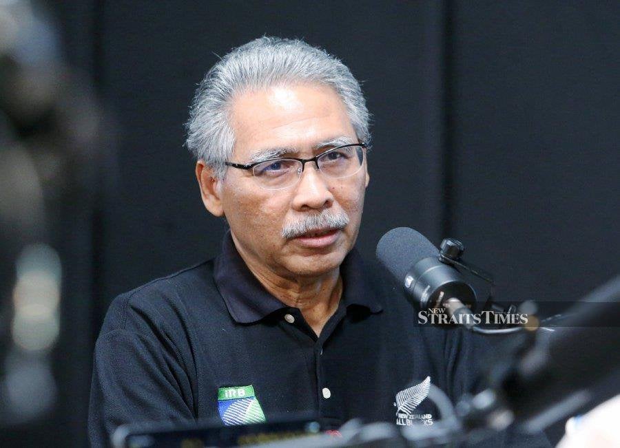 Political analyst Professor Dr Azmi Hassan says Pas risks losing votes if it stays in Perikatan Nasional which is led by a “weak” Bersatu. NSTP file pic