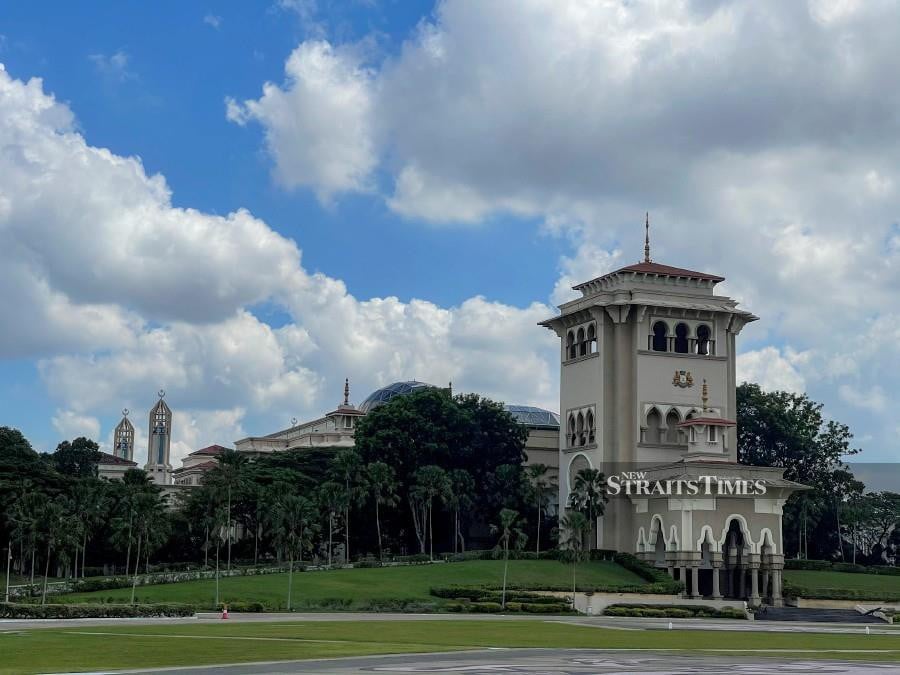 Two police officers who were detained in connection with an extortion case involving the public at Sultan Ismail Building (BSI) have returned to duty until a work suspension order is issued. File pic by STR/NUR AISYAH MAZALAN 