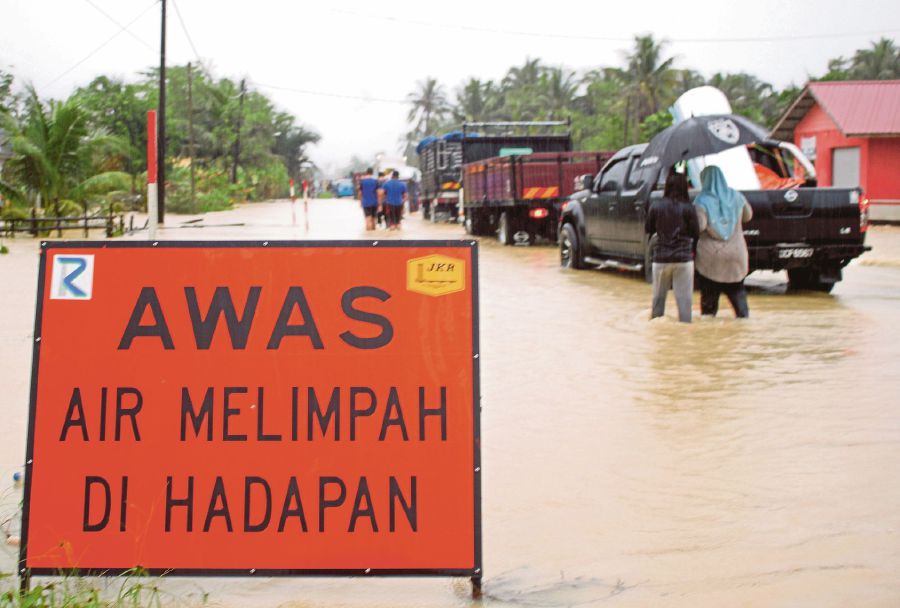 Eighteen people in Tanah Merah have been evacuated today following heavy downpour that started yesterday. - Bernama pic