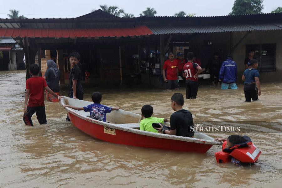 6,623 people from 1,572 families have been evacuated to 28 flood relief centres in Kemaman. - NSTP/GHAZALI KORI